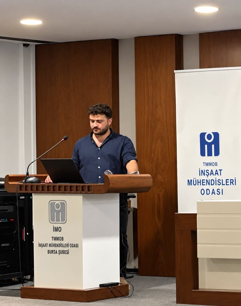 Azat Agar, İMO Bursa Şubesi kürsüsünde Şantiye 101 sunumunu yapıyor