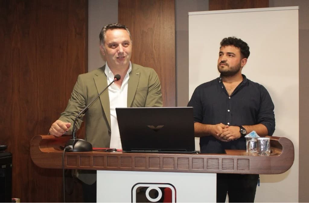 Şantiye 101 etkinliğinde kürsüde iki konuşmacı